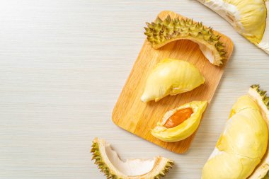 Durian olgun ve taze, durian kabuğu tahtada.