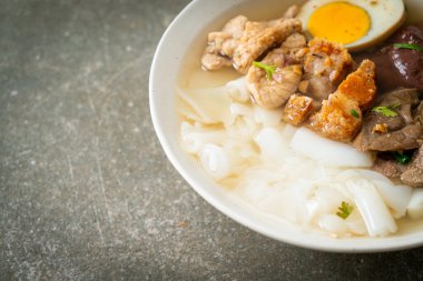 Pirinç unu ya da Çin usulü haşlanmış makarna ve domuz eti çorbası. Asya usulü.