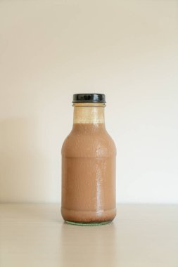 Masada cam şişede çikolatalı süt.