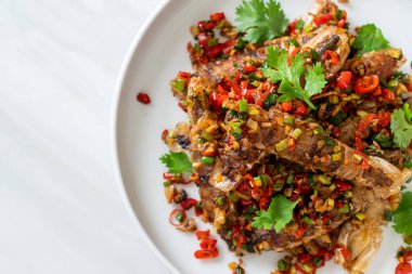 Kızarmış Mantid Karidesi ya da Acılı ve Tuzlu Kerevit Deniz Ürünleri Stili