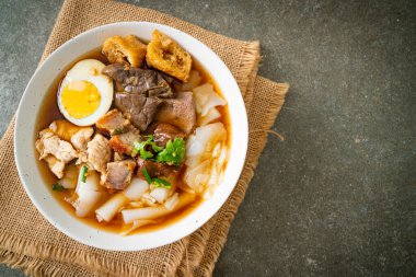 Pirinç unu ya da Çin usulü haşlanmış makarna karesi ve kahverengi çorba. Asya usulü.