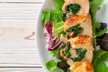 Peynir ve ıspanakla doldurulmuş fırında tavuk göğsü.