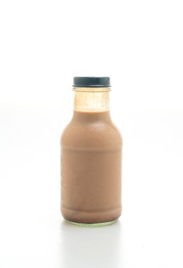 Beyaz arka planda izole edilmiş cam şişedeki çikolatalı süt