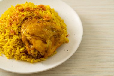 Biryani tavuğu veya körili pilav ve tavuk - Hint biryani 'sinin Tayland-Müslüman versiyonu, mis kokulu sarı pirinç ve tavuk - Müslüman yemek tarzı