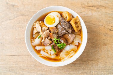 Pirinç unu ya da Çin usulü haşlanmış makarna karesi ve kahverengi çorba. Asya usulü.