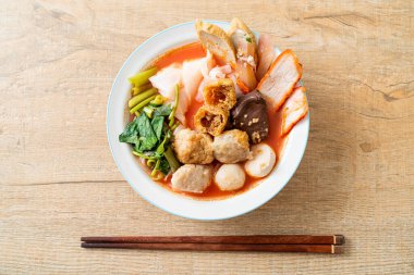 Pembe çorbayla köfteli erişte mi yoksa Asya usulü dört erişte mi?