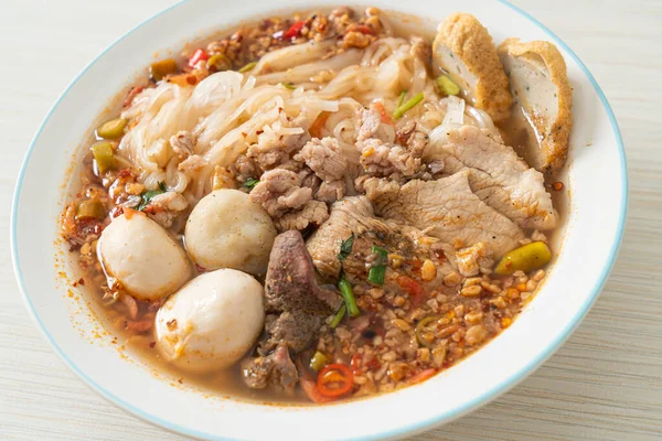 Noedels Met Varkensvlees Gehaktballen Pittige Soep Tom Yum Noedels Aziatische — Stockfoto