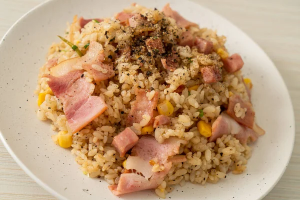 Arroz Frito Con Jamón Tocino Pimientos Negros Plato Blanco —  Fotos de Stock