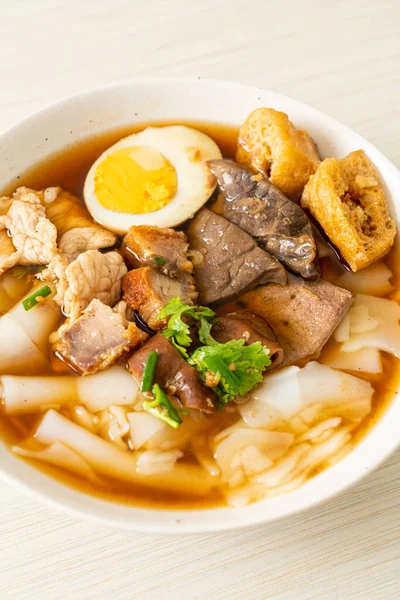米粉やゆで卵の中華パスタスクエアと豚の茶色のスープ アジア料理スタイル — ストック写真