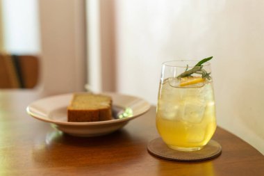 Kafede biberiyeli buzlu limonlu bal bardağı.