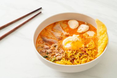 Baharatlı çorbada köfte ve domuz etli erişte mi yoksa Asya usulü Tom Yum Erişte mi?