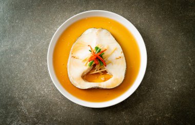 Soya soslu haşlanmış morina balığı ya da buğulanmış kar balığı ya da soya soslu Şili Bası.