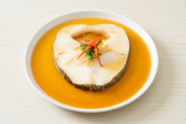 Soya soslu haşlanmış morina balığı ya da buğulanmış kar balığı ya da soya soslu Şili Bası.