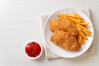 Kızarmış tavuk göğsü fileto biftek yanında patates kızartması ve ketçap.