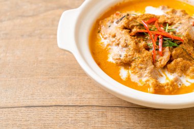 Tayland yemeği seti körili domuz eti Tayland yemeği tarzı.