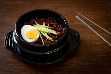 Kore fasulye soslu Anında Erişte salatalık ve haşlanmış yumurta (Jajangmyeon veya Jjajangmyeon) - Kore yemek tarzı