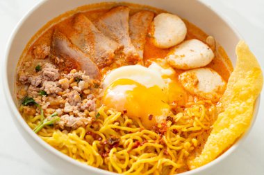 Baharatlı çorbada köfte ve domuz etli erişte mi yoksa Asya usulü Tom Yum Erişte mi?