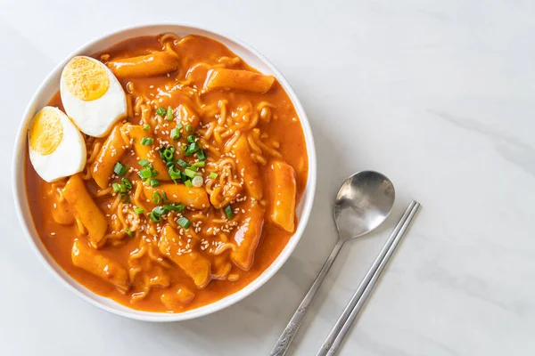 Kore hazır şehriyesi ve Kore baharatlı soslu Tteokbokki, Rabokki - Kore yemeği tarzı.