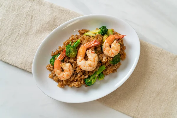 Brokoli ve karidesli kızarmış pirinç.