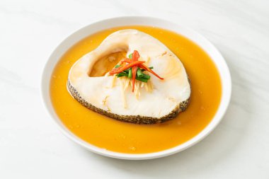 Soya soslu haşlanmış morina balığı ya da buğulanmış kar balığı ya da soya soslu Şili Bası.