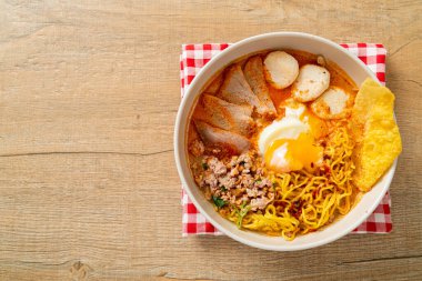 Baharatlı çorbada köfte ve domuz etli erişte mi yoksa Asya usulü Tom Yum Erişte mi?