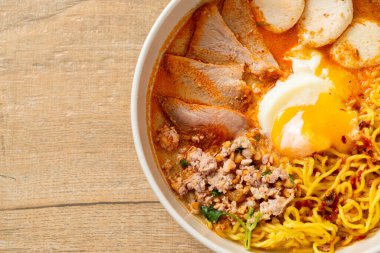 Baharatlı çorbada köfte ve domuz etli erişte mi yoksa Asya usulü Tom Yum Erişte mi?