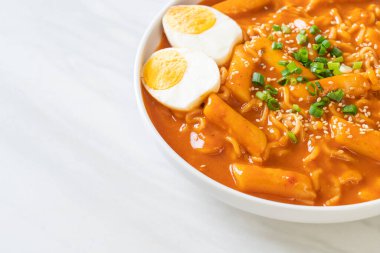 Kore hazır şehriyesi ve Kore baharatlı soslu Tteokbokki, Rabokki - Kore yemeği tarzı.