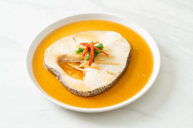 Soya soslu haşlanmış morina balığı ya da buğulanmış kar balığı ya da soya soslu Şili Bası.