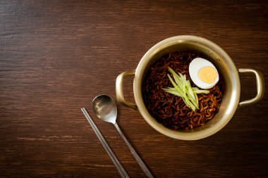 Kore fasulye soslu Anında Erişte salatalık ve haşlanmış yumurta (Jajangmyeon veya Jjajangmyeon) - Kore yemek tarzı