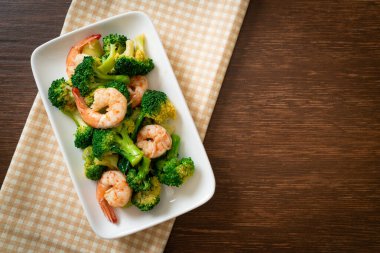 Karidesli kızarmış brokoli. Ev yapımı.