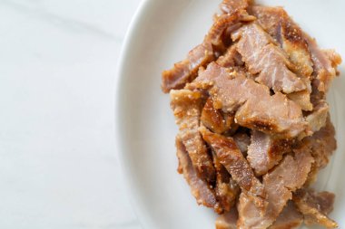 Izgara domuz boynu ya da Tayland baharatlı soslu kömür kaynayan domuz boynu.