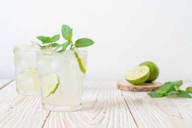 Naneli buzlu limonlu soda, ferahlatıcı içecek.