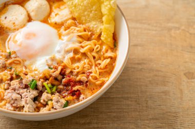 Baharatlı çorbada köfte ve domuz etli hazır şehriye mi yoksa Asya usulü Tom Erişte mi?