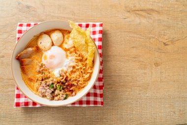 Baharatlı çorbada köfte ve domuz etli hazır şehriye mi yoksa Asya usulü Tom Erişte mi?