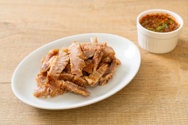Izgara domuz boynu ya da Tayland baharatlı soslu kömür kaynayan domuz boynu.