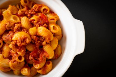 Domates soslu makarna ve kıymalı domuz eti, Amerikan usulü pirzola, Amerikan usulü gulaş.