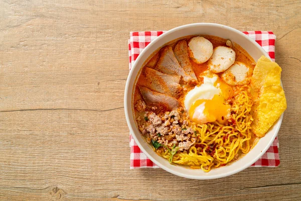 Baharatlı çorbada köfte ve domuz etli erişte mi yoksa Asya usulü Tom Yum Erişte mi?