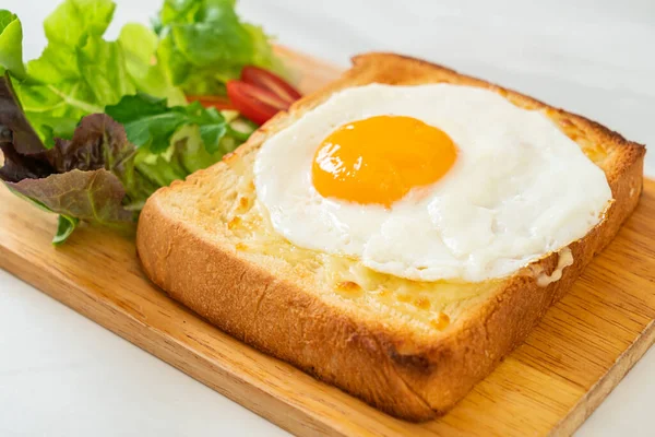 Homemade Bread Toasted Cheese Fried Egg Top Vegetable Salad Breakfast — Stock Photo, Image