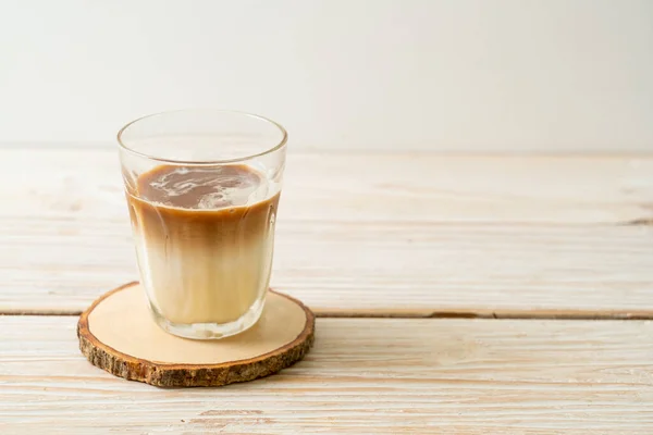 Gelas Kopi Kotor Susu Dingin Diatapi Dengan Kopi Espresso Panas — Stok Foto