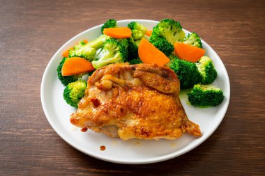 Brokoli ve havuçlu teriyaki tavuk bifteği
