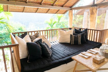 Yastık süslemesi balkondaki kanepede.