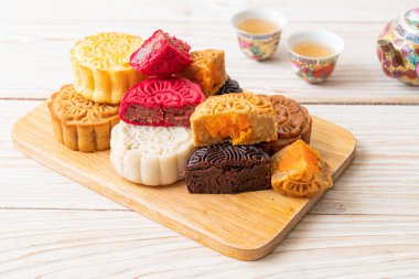 Ahşap tabakta karışık aromalı renkli Çin ay pastası