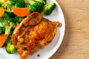 Brokoli ve havuçlu teriyaki tavuk bifteği