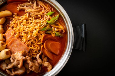 Budae Jjigae ya da Budaejjigae (ordu yahnisi ya da ordu üssü). Kimchi, konserve jambon, sosis, ramen eriştesi ve çok daha popüler Kore usulü sıcak yemek ile dolu.