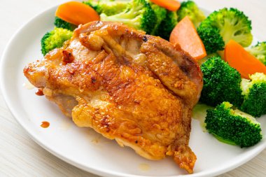 Brokoli ve havuçlu teriyaki tavuk bifteği