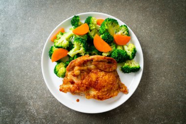 Brokoli ve havuçlu teriyaki tavuk bifteği