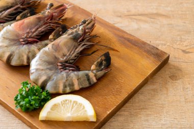 Taze kaplan karidesi ya da tahta üzerinde karides