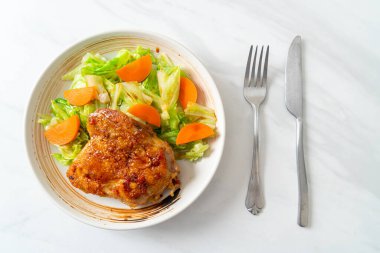 Teppanyaki teriyaki lahana ve havuçlu tavuk bifteği.