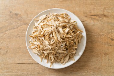 Kurutulmuş küçük çıtır balık.