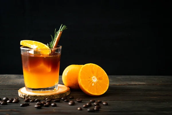 Egy Pohár Jeges Americano Fekete Kávé Narancs Citromlé Rozmaringgal Fahéjjal — Stock Fotó